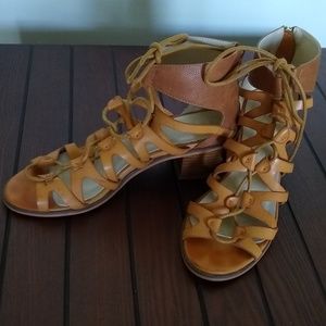 Groove Low Heeled Strappy shoes